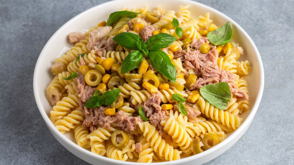 Frango, carne moída, atum, sardinha, grão-de-bico e lentilha são ótimas fontes de proteína para serem usadas no macarrão (Créditos: Shutterstock)