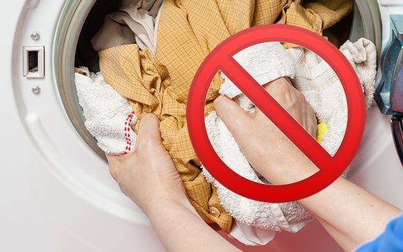 Saiba por que não misturar toalhas com a restante roupa na máquina de lavar