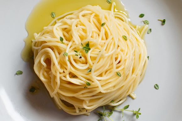 O segredo de chef para fazer um macarrão ao alho e óleo que nem de restaurante