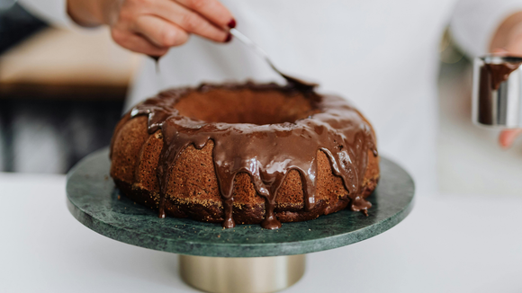 Esse bolo de chocolate de liquidificador com cobertura cremosa você só encontra no TudoGostoso