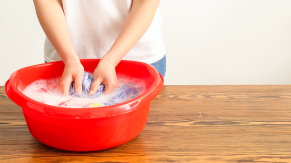 Pequenos truques caseiros ajudam a prolongar a vida útil das roupas do dia a dia. (Foto: Shutterstock)