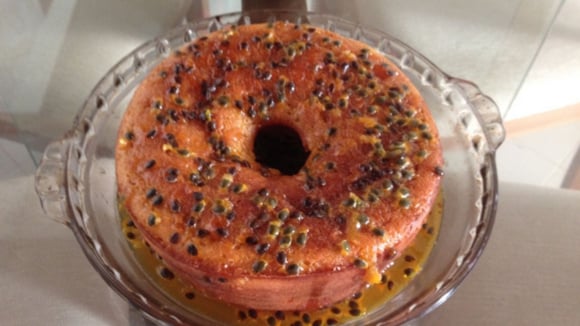 Um bolo de maracujá não precisa de produtos derivados do leite para ficar incrível! (Créditos: TudoGostoso/Andáira Caroline)