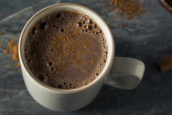 Chocolate quente sem creme de leite: confira 3 maneiras diferentes de preparar a bebida para espantar a frente fria!