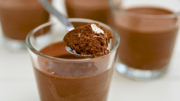 Mousse de chocolate cremosa servida em copo pequeno com colher retirando um pedaço (Créditos: Shutterstock)