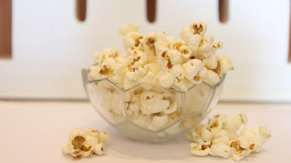 Pipoca de cinema em casa: pipoqueira da Mallory prepara o lanche sem usar óleo e está com 47% de desconto