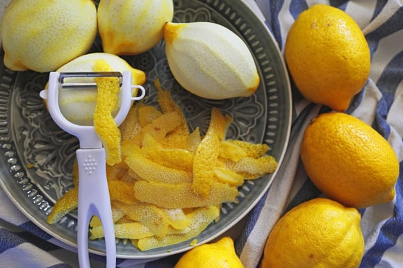 Ferver cascas de limão com sal e cravos-da-índia: por que você deveria fazer isso na cozinha toda semana
