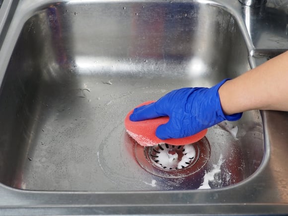 Por que você deve jogar sal grosso e detergente no ralo da cozinha antes de dormir uma vez por semana?