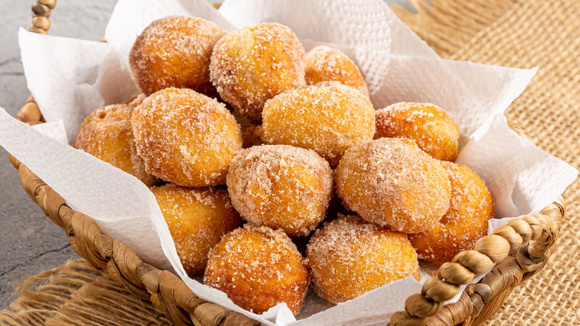 Testei bolinho de chuva sem ovo pela primeira vez e deu muito certo na primeira tentativa, ficou sequinho e delicioso