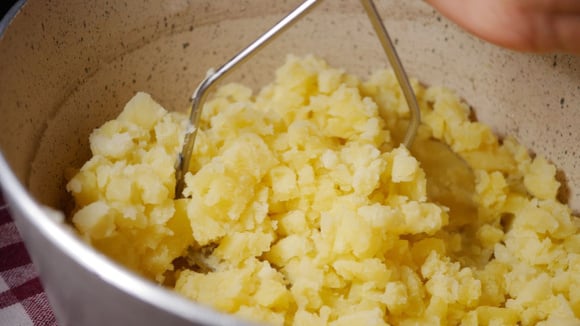 Amassar as batatas ainda quentes facilita o preparo do purê (Créditos: Shutterstock)