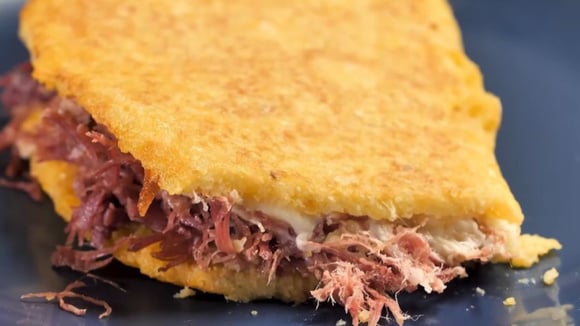 Use o que tiver em casa para variar o recheio da tapioca de cuscuz (Créditos: TudoGostoso)