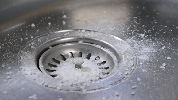 Despejar meia xícara de sal grosso no ralo da cozinha antes de dormir: por que especialistas em higienização recomendam