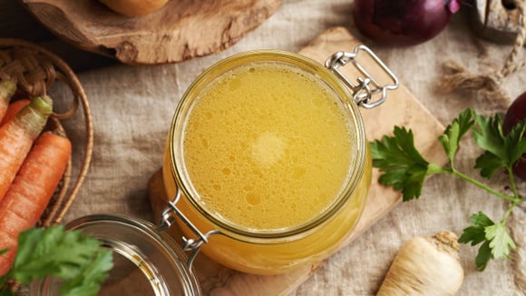 Depois de pronto, o caldo de galinha caseiro pode ser usado em sopas, molhos, risotos e todo tipo de ensopado ou cozido (Créditos: Shutterstock)