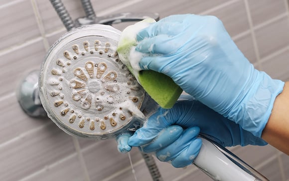 Não precisa de bicarbonato e muito menos de água sanitária: a maneira ideal de remover o calcário dos ralos do chuveiro e evitar a baixa pressão da água