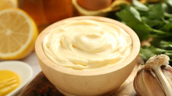 Essa receita de maionese caseira vale para tudo: use em sanduíches, lanches, salgados e muito mais