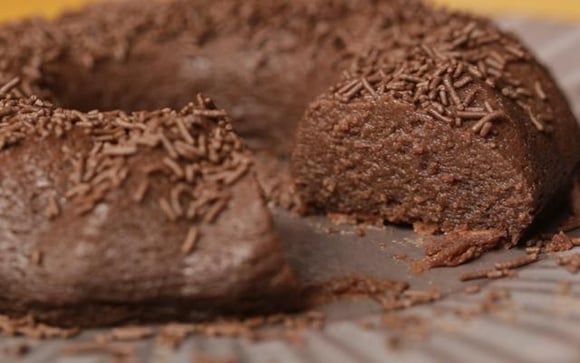 Como o próprio nome já diz, a receita de brigadeirão é muito rápida e fácil de preparar (Créditos: TudoGostoso)