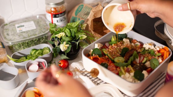 Uma salada ou uma porção de legumes cozidos já ajuda a acrescentar mais fibras à refeição (Créditos: Shutterstock)