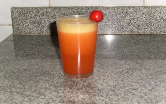 Rico em vitamina C, o suco de acerola é uma ótima opção para reforçar o seu sistema imunológico (Créditos: Maria Silva/TudoGostoso)
