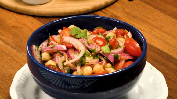 Salada de grão-de-bico com legumes. (créditos: TudoGostoso)