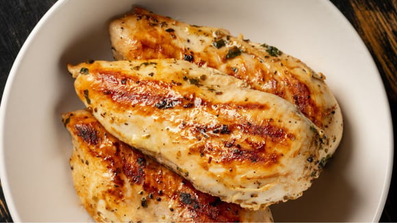 O erro do frango grelhado: por que temperar com suco de limão antes de ir para a frigideira deixa a carne dura e seca