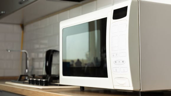 Talvez seu micro-ondas esteja pedindo socorro e você nem saiba: o TudoGostoso ensina como identificar e limpar