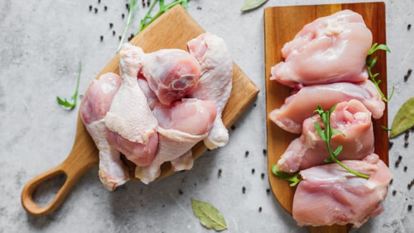 Descarte o frango se ele estiver com cheiro ruim, aspecto pegajoso ou manchado e textura viscosa (Créditos: Shutterstock)