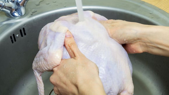 Nunca lave frango cru antes de cozinhar; entenda por quê (Créditos: Canva)
