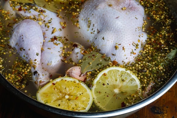 O truque simples que deixa o frango mais suculento e quase ninguém usa na hora de cozinhar