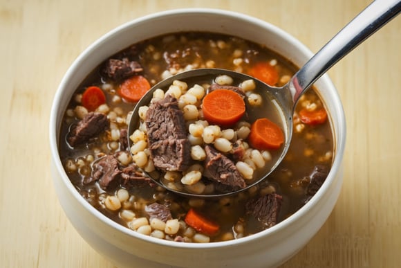 A cevada perolada é um ingrediente versátil que pode ser aproveitado em diversas receitas. (créditos: Shutterstock)
