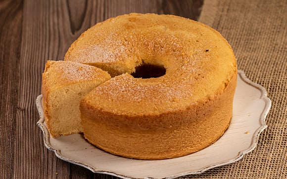 Não tem leite em casa? Não tem problema, essa receita de bolo de água muito fofinho é tão fácil de fazer que qualquer um consegue!