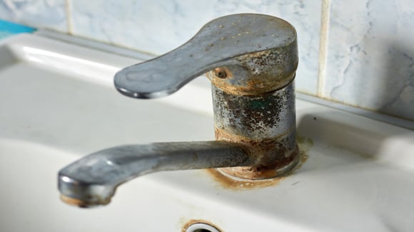 Pequenos hábitos de manutenção fazem diferença no visual da cozinha e do banheiro ao longo do tempo. (Foto: Shutterstock)