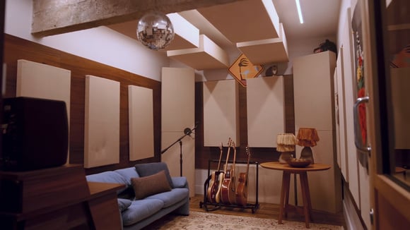 O imóvel também conta com um estúdio musical, onde Duda Beat pode trabalhar em novas canções. (créditos: reprodução/Youtube Casa Vogue Brasil)
