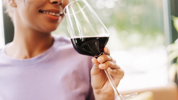 Um estudo revelou que o consumo moderado de vinho pode ter um efeito protetor: quais são os motivos?