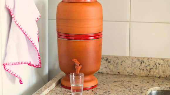 A maioria faz errado, mas eu te ensino o jeito certo de limpar o seu filtro de barro para não fazer mal à saúde, nem estragar!