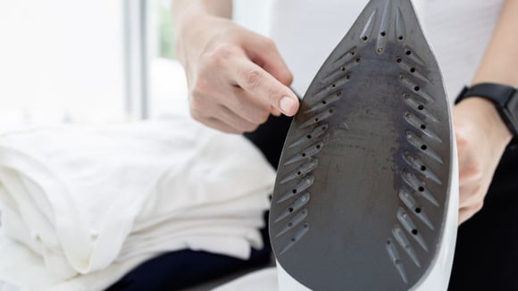 Como limpar facilmente a base do ferro de passar roupa, removendo manchas e queimaduras em segundos?