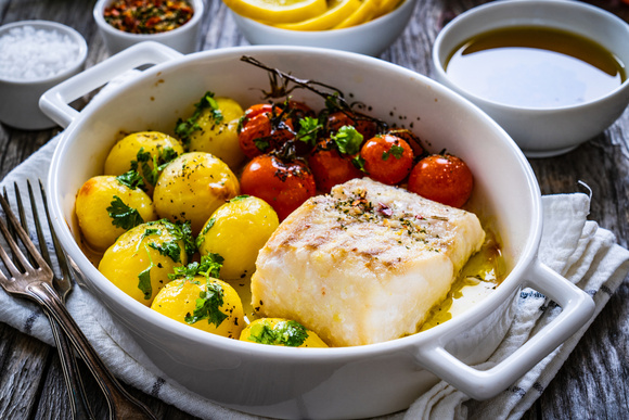 Filé de merluza no forno com leite de coco: gratinado leve com batatas perfeito para se mimar no começo da semana