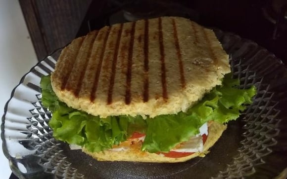 Com apenas 4 ingredientes você prepara um pãozinho supergostoso e saudável na sua própria casa (Créditos: Adriély Rogério/TudoGostoso)