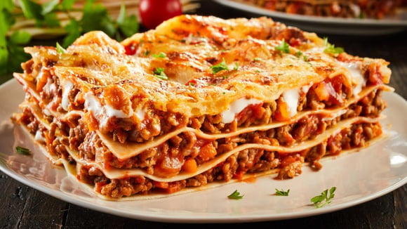 A lasanha à bolonhesa tem camadas irresistíveis de muito sabor! (Créditos: TudoGostoso)