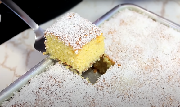 Bolo de fubá com coco fofinho da vovó: comi durante toda a minha infância e sempre faço para lembrar da minha avó