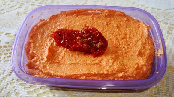 O patê de tomate seco é fácil de fazer e fica delicioso como acompanhamento. (Créditos: TudoGostoso/Sabrina Saldanha)