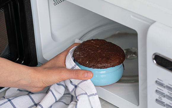 Sem sujeira, sem forno e sem complicação: 5 receitas de bolo para fazer no micro-ondas