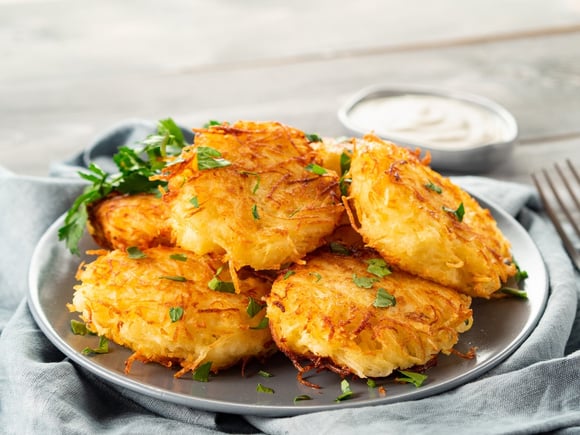 Nem chips, nem frita: TudoGostoso ensina como fazer batata ralada supercrocante vai conquistar você na primeira mordida