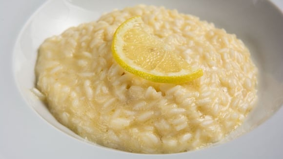 Risoto de limão siciliano cheio de frescor decorado com rodela de limão (Créditos: Shutterstock)