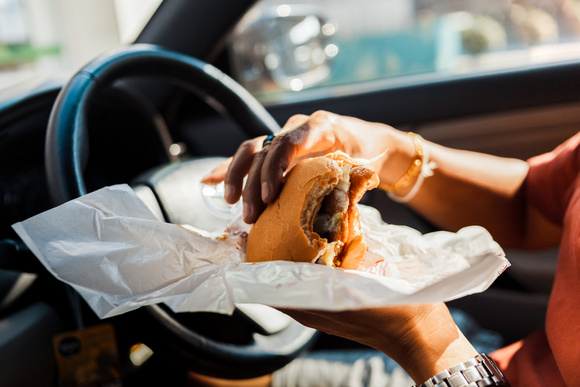 Pouca gente sabe, mas esse hábito comum te faz comer mais fast-food, segundo estudo