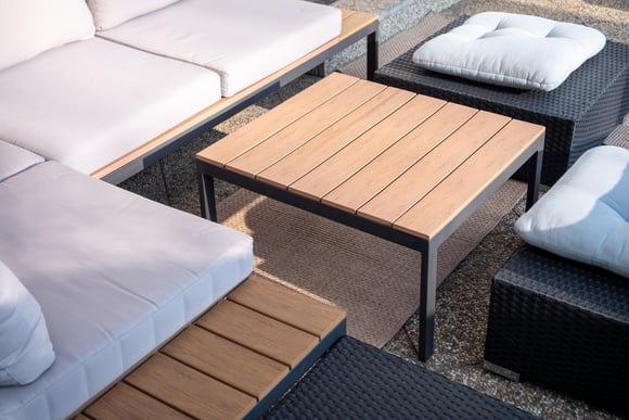 Nada de cadeiras de praia ou cadeiras de plástico: o mobiliário que transforma o pátio em uma sala de estar luxuosa para o verão de 2027