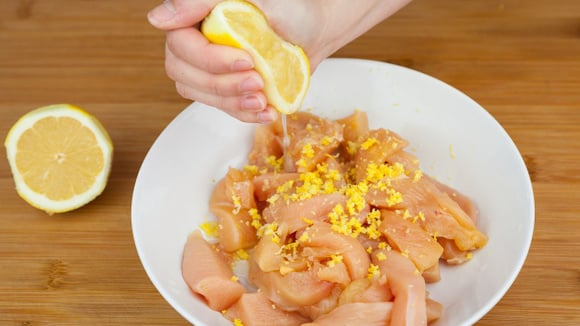 Uma opção é usar as raspas de limão na marinada ou então espremer algumas gotas de suco no frango já pronto (Créditos: Shutterstock)