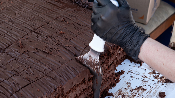 Cinco dias de preparo, 2 toneladas de bolo e guindaste com 600 litros de calda: confeiteira do Paraná se inspira no filme “Matilda” e prepara mais de 3,3 mil fatias