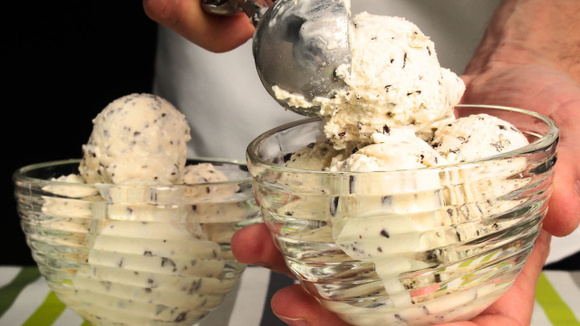 Adeus calor: sorvete caseiro natural fica cremoso e não leva nem açúcar e nem lactose, vou comer durante o verão todo!
