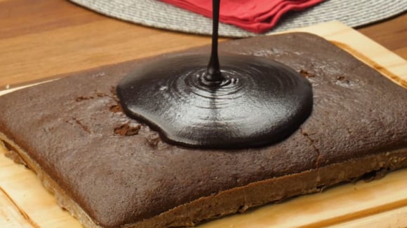Para ficar ainda mais gostoso, esse bolo de chocolate é servido com uma cobertura cremosa de lamber os dedos! (Créditos: TudoGostoso)