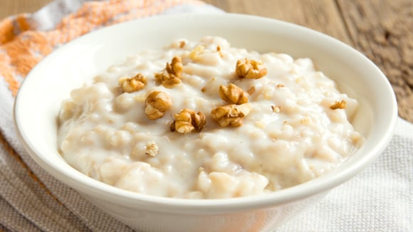 Sem leite, nem açúcar: mingau de aveia cremoso é a receita perfeita para o frio; sempre uso um ingrediente especial
