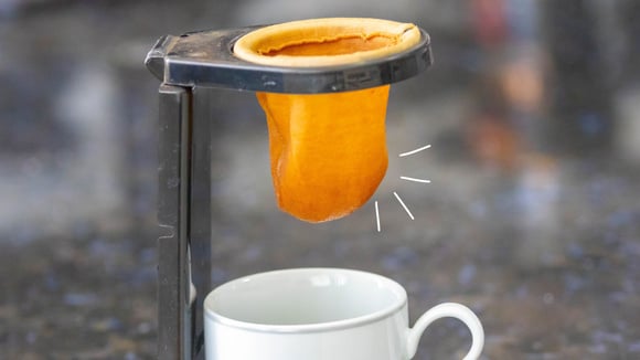 Receita de mistura caseira deixa o coador de café limpo e branquinho de novo